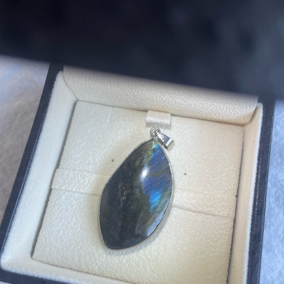 Labradorite Pendant - Picture 5 of 6